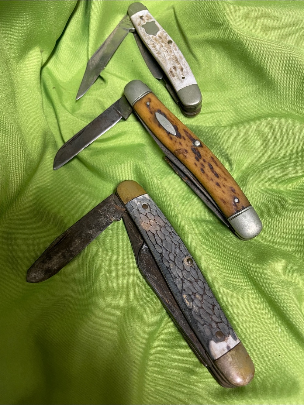 Source Unknown Three-Pocket Folding Grooming Knives in Brown and Cream